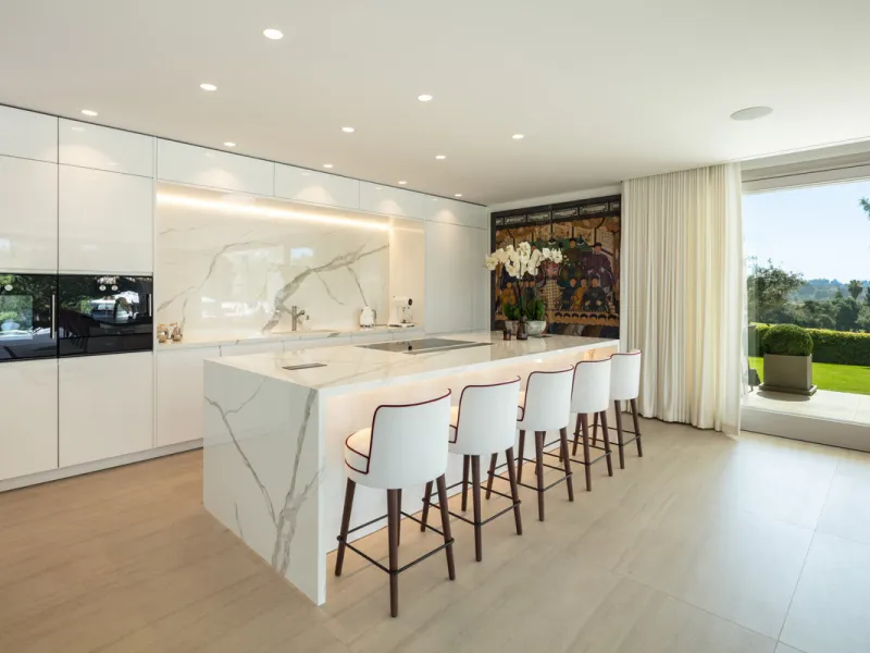 Beautiful villa located in a private oasis in the luxurious Aloha area of Marbella's Golf Valley. This magnificent property sits in a prestigious gated community and boasts an enviable front-line position overlooking Aloha Golf Course. The villa comprises