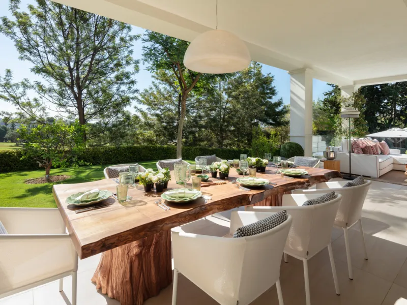 Beautiful villa located in a private oasis in the luxurious Aloha area of Marbella's Golf Valley. This magnificent property sits in a prestigious gated community and boasts an enviable front-line position overlooking Aloha Golf Course. The villa comprises
