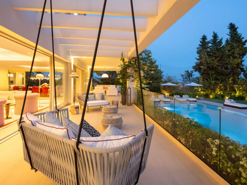 Beautiful villa located in a private oasis in the luxurious Aloha area of Marbella's Golf Valley. This magnificent property sits in a prestigious gated community and boasts an enviable front-line position overlooking Aloha Golf Course. The villa comprises