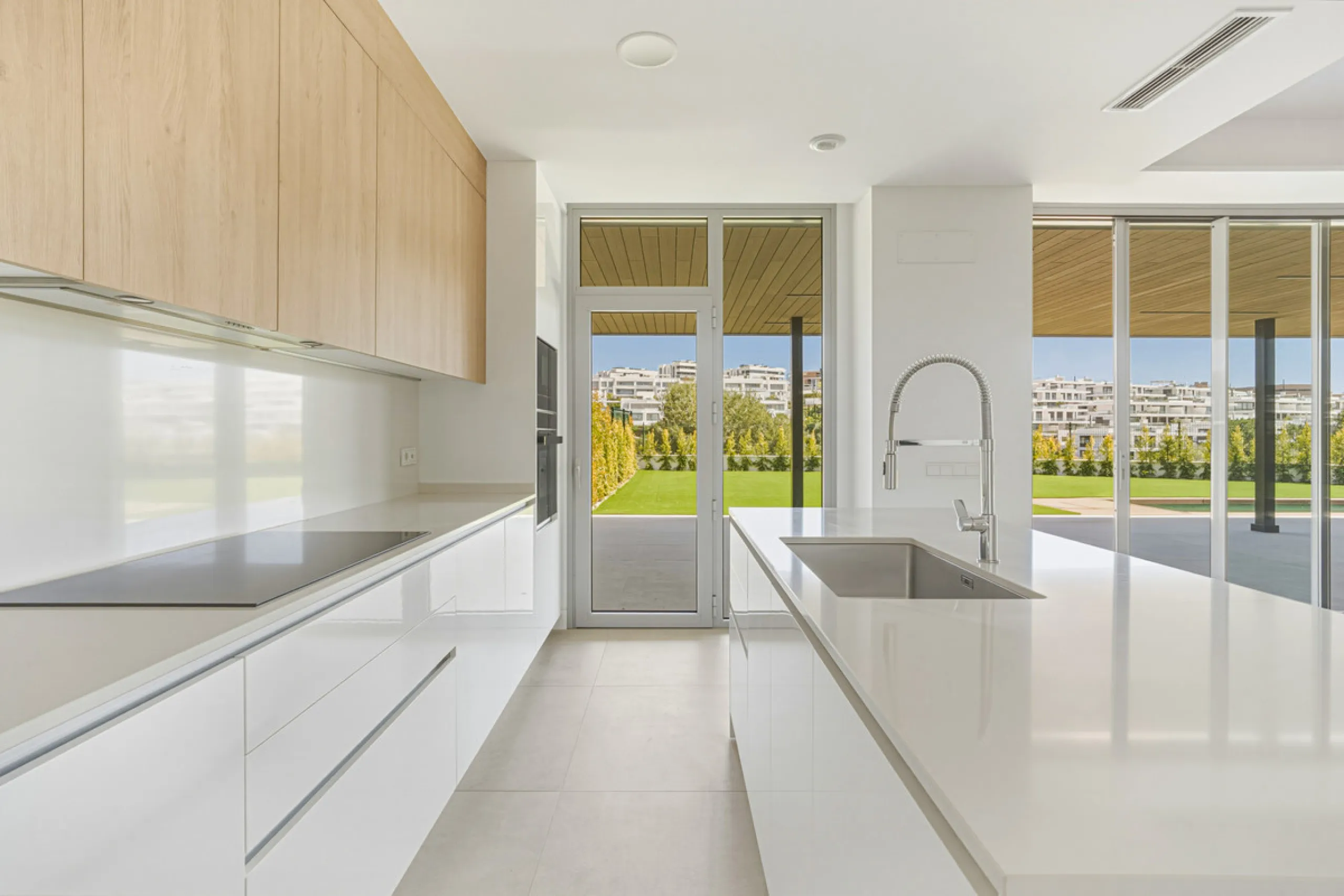 This magnificent ground-floor duplex apartment is located in Santa Clara, Marbella East, perfectly positioned close to the hospital, shops, golf courses, schools, and the beach. The property seamlessly blends indoor and outdoor living, featuring a private