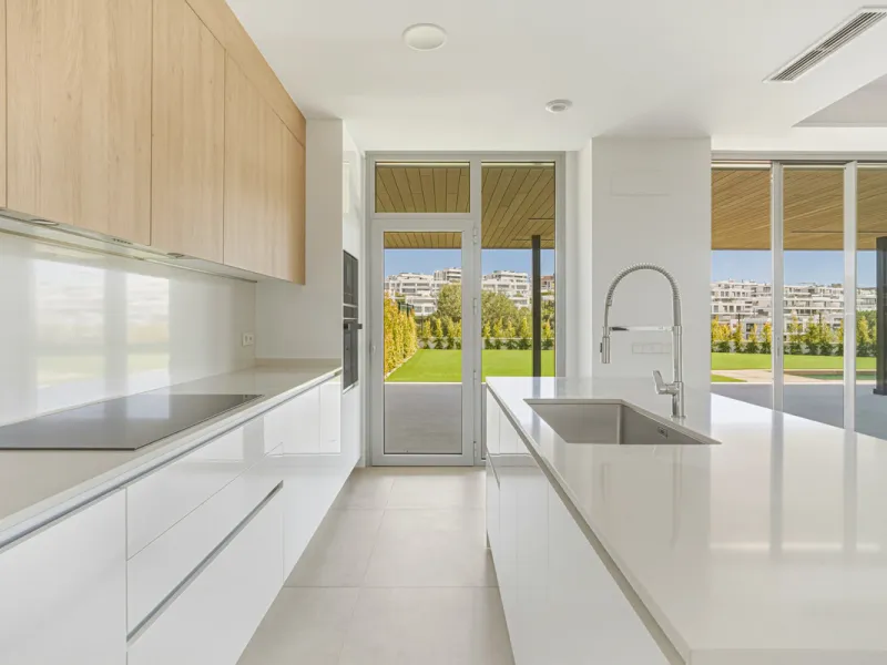 This magnificent ground-floor duplex apartment is located in Santa Clara, Marbella East, perfectly positioned close to the hospital, shops, golf courses, schools, and the beach. The property seamlessly blends indoor and outdoor living, featuring a private