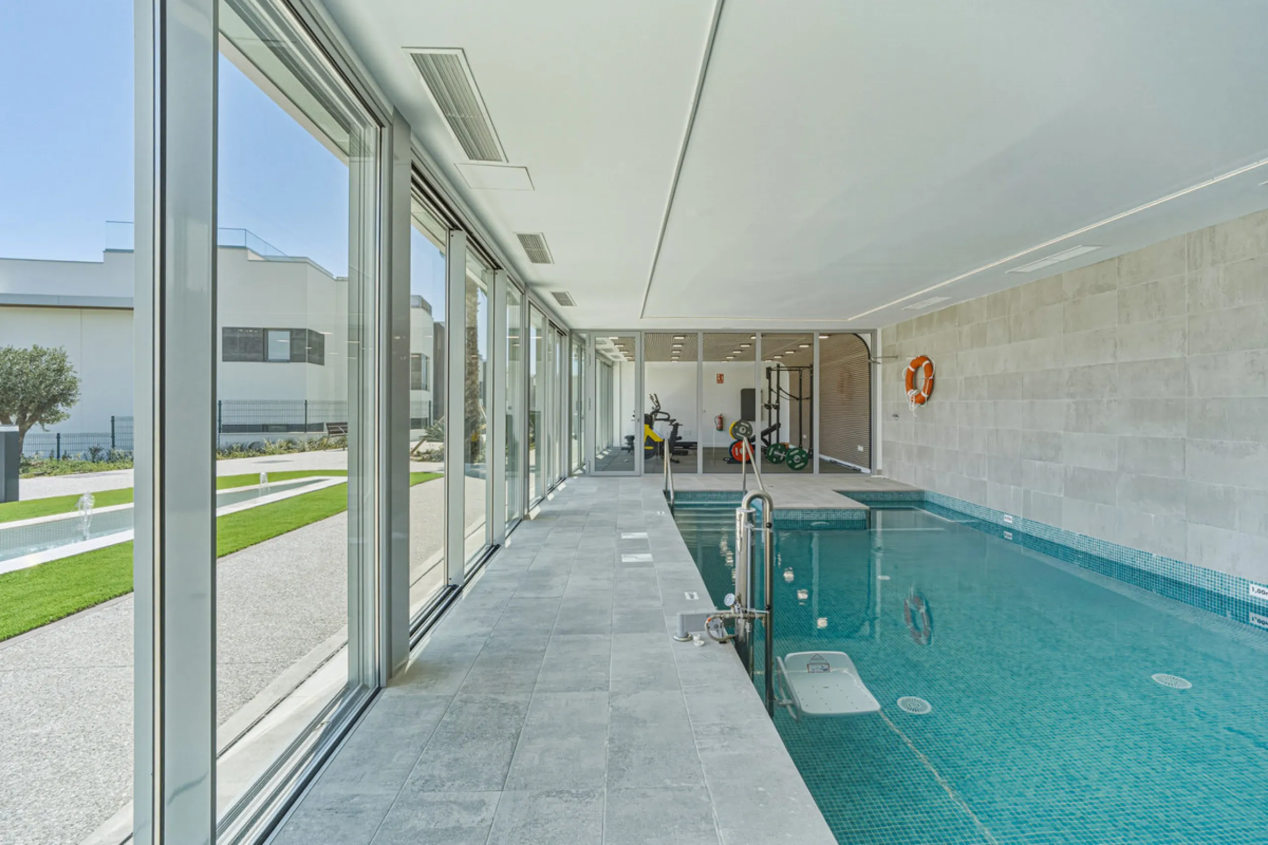 This magnificent ground-floor duplex apartment is located in Santa Clara, Marbella East, perfectly positioned close to the hospital, shops, golf courses, schools, and the beach. The property seamlessly blends indoor and outdoor living, featuring a private