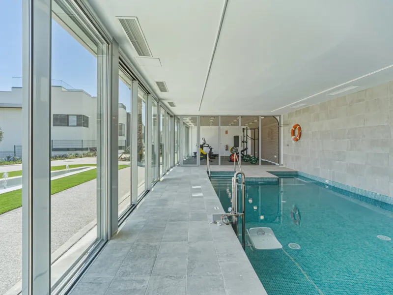 This magnificent ground-floor duplex apartment is located in Santa Clara, Marbella East, perfectly positioned close to the hospital, shops, golf courses, schools, and the beach. The property seamlessly blends indoor and outdoor living, featuring a private