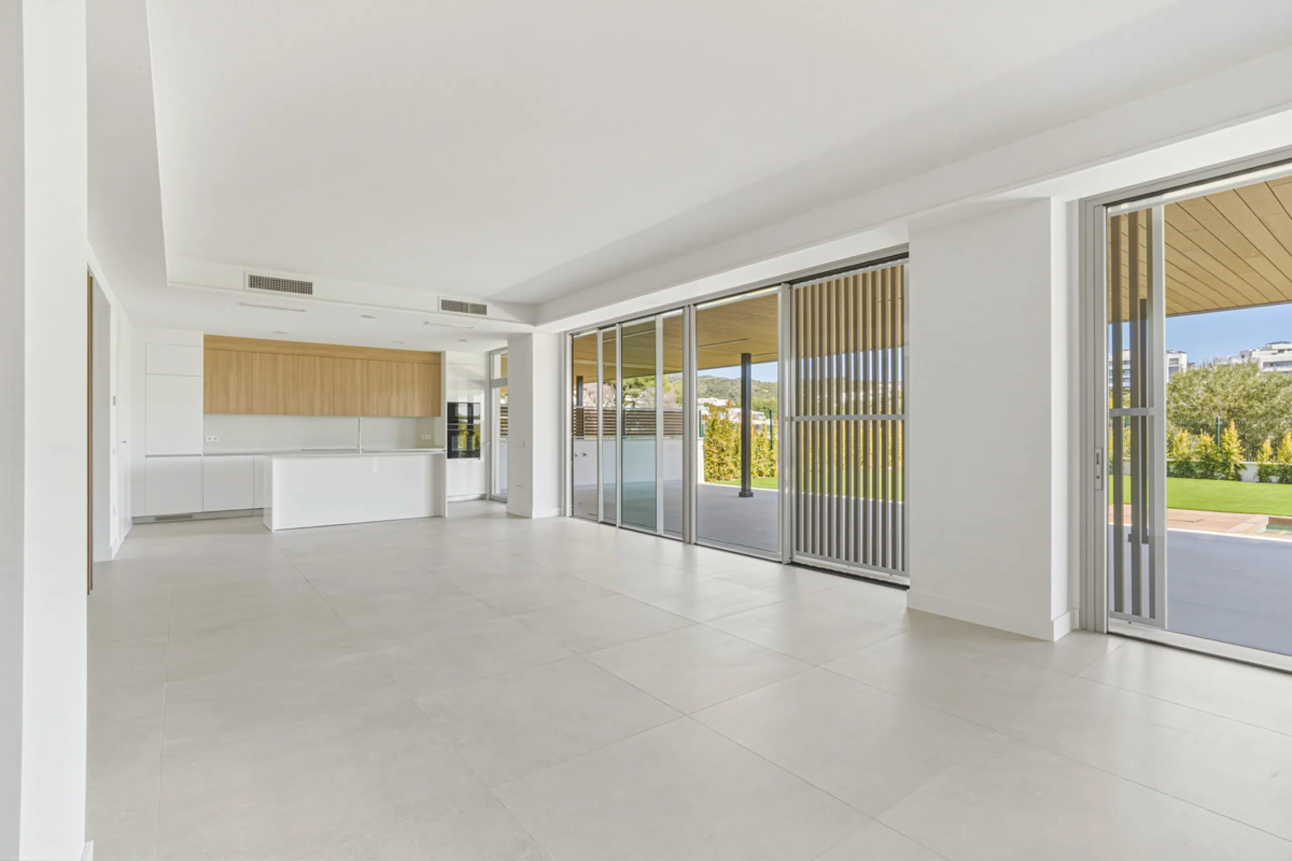 This magnificent ground-floor duplex apartment is located in Santa Clara, Marbella East, perfectly positioned close to the hospital, shops, golf courses, schools, and the beach. The property seamlessly blends indoor and outdoor living, featuring a private