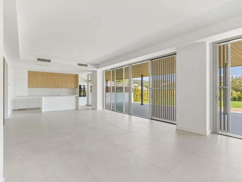 This magnificent ground-floor duplex apartment is located in Santa Clara, Marbella East, perfectly positioned close to the hospital, shops, golf courses, schools, and the beach. The property seamlessly blends indoor and outdoor living, featuring a private