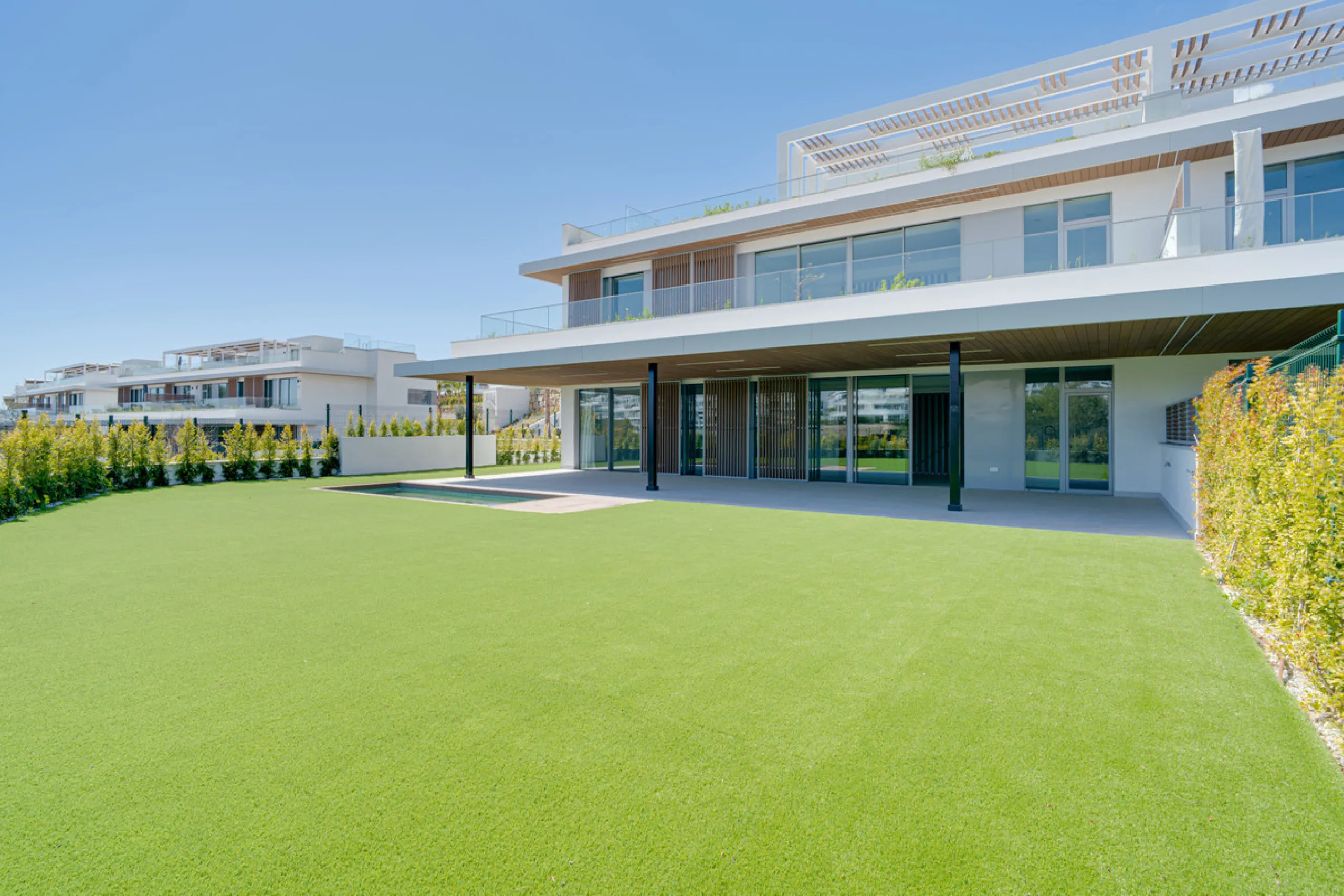 This magnificent ground-floor duplex apartment is located in Santa Clara, Marbella East, perfectly positioned close to the hospital, shops, golf courses, schools, and the beach. The property seamlessly blends indoor and outdoor living, featuring a private