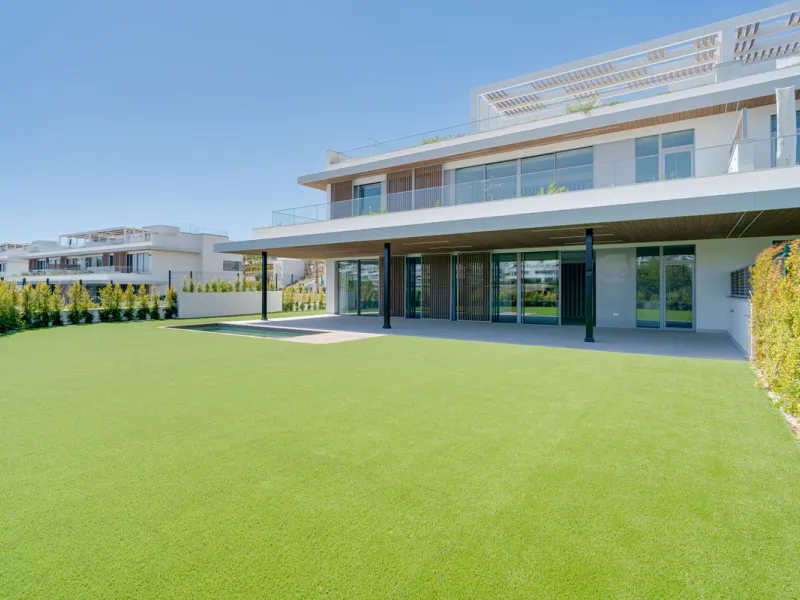 This magnificent ground-floor duplex apartment is located in Santa Clara, Marbella East, perfectly positioned close to the hospital, shops, golf courses, schools, and the beach. The property seamlessly blends indoor and outdoor living, featuring a private