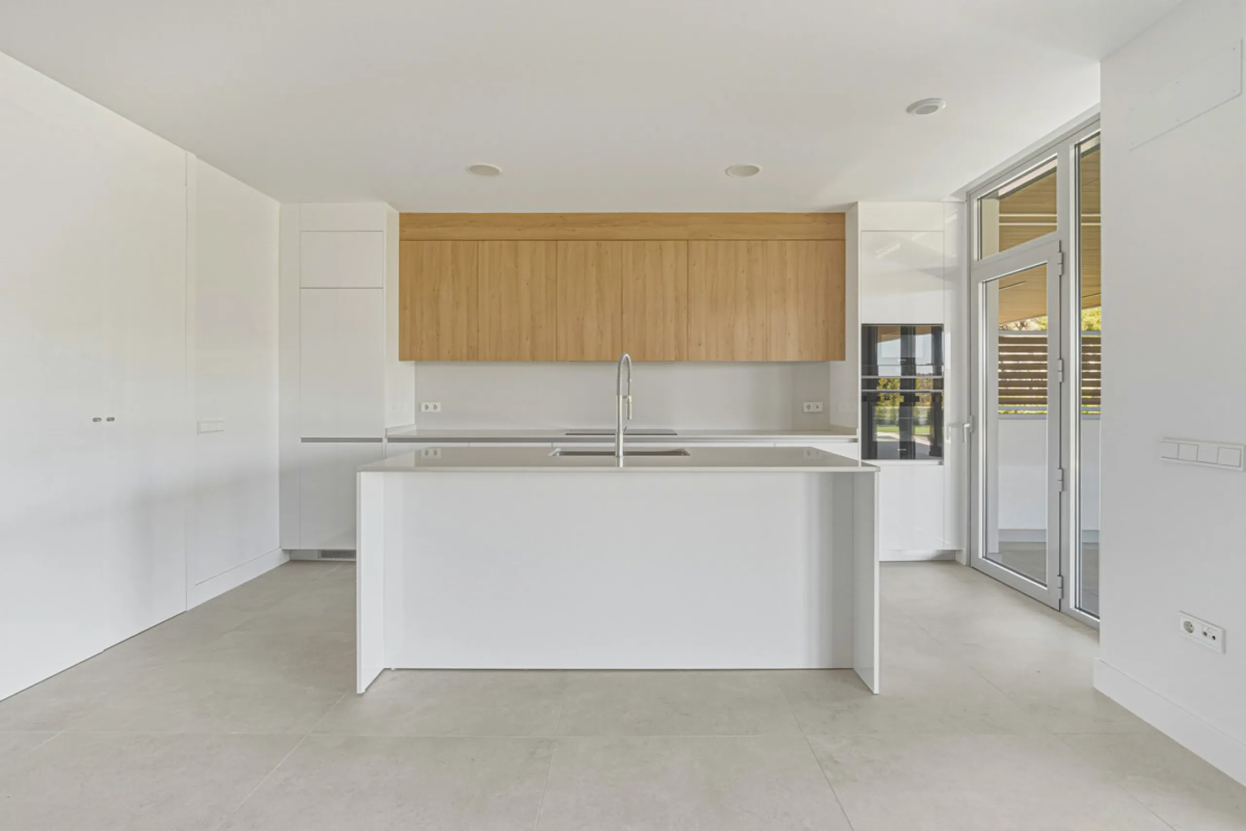 This magnificent ground-floor duplex apartment is located in Santa Clara, Marbella East, perfectly positioned close to the hospital, shops, golf courses, schools, and the beach. The property seamlessly blends indoor and outdoor living, featuring a private