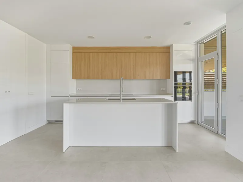 This magnificent ground-floor duplex apartment is located in Santa Clara, Marbella East, perfectly positioned close to the hospital, shops, golf courses, schools, and the beach. The property seamlessly blends indoor and outdoor living, featuring a private