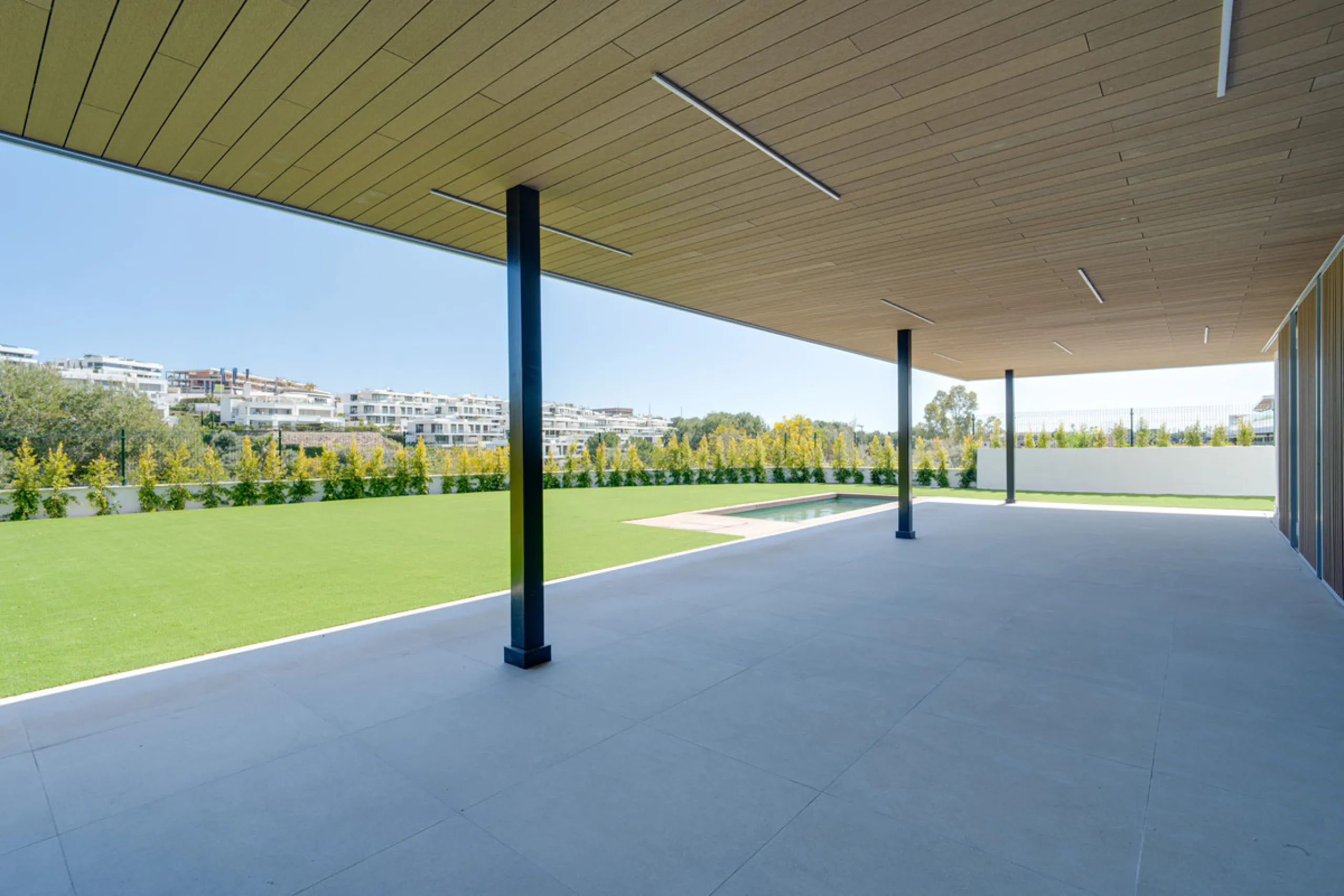 This magnificent ground-floor duplex apartment is located in Santa Clara, Marbella East, perfectly positioned close to the hospital, shops, golf courses, schools, and the beach. The property seamlessly blends indoor and outdoor living, featuring a private