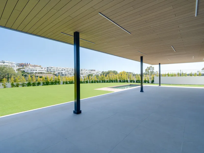 This magnificent ground-floor duplex apartment is located in Santa Clara, Marbella East, perfectly positioned close to the hospital, shops, golf courses, schools, and the beach. The property seamlessly blends indoor and outdoor living, featuring a private
