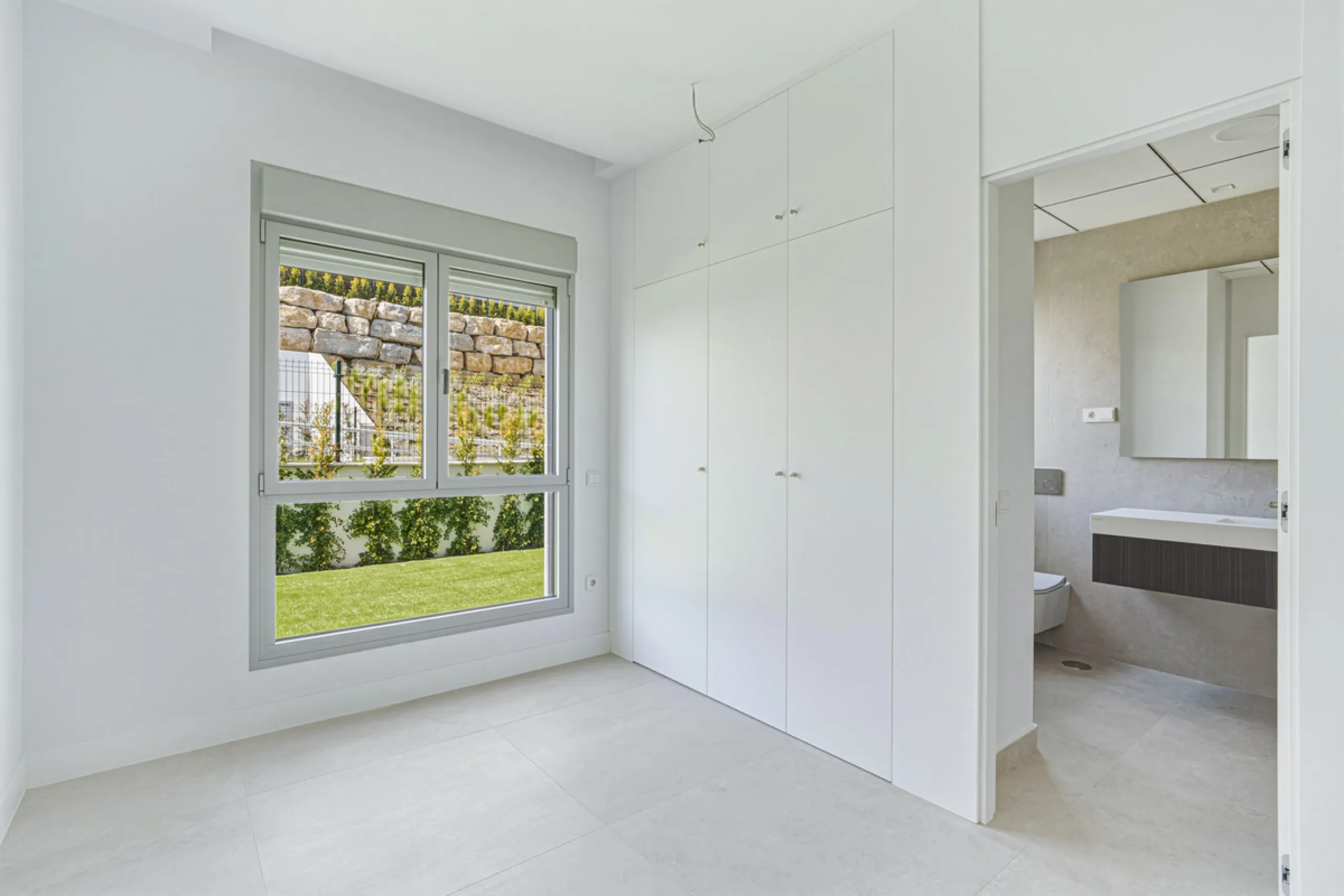 This magnificent ground-floor duplex apartment is located in Santa Clara, Marbella East, perfectly positioned close to the hospital, shops, golf courses, schools, and the beach. The property seamlessly blends indoor and outdoor living, featuring a private