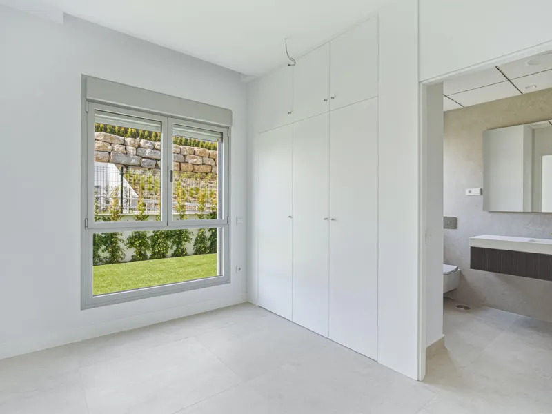 This magnificent ground-floor duplex apartment is located in Santa Clara, Marbella East, perfectly positioned close to the hospital, shops, golf courses, schools, and the beach. The property seamlessly blends indoor and outdoor living, featuring a private