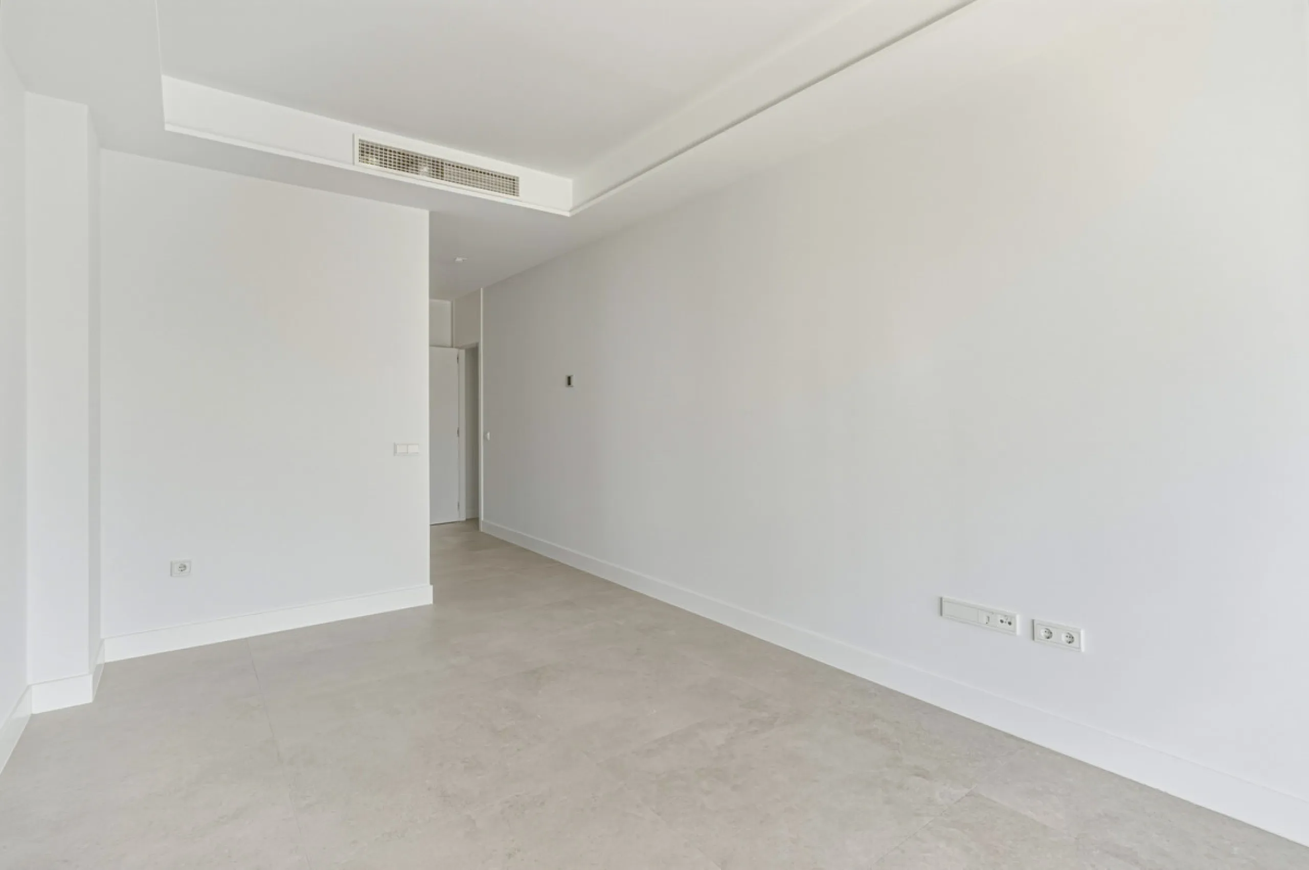 This magnificent ground-floor duplex apartment is located in Santa Clara, Marbella East, perfectly positioned close to the hospital, shops, golf courses, schools, and the beach. The property seamlessly blends indoor and outdoor living, featuring a private