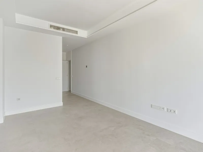 This magnificent ground-floor duplex apartment is located in Santa Clara, Marbella East, perfectly positioned close to the hospital, shops, golf courses, schools, and the beach. The property seamlessly blends indoor and outdoor living, featuring a private