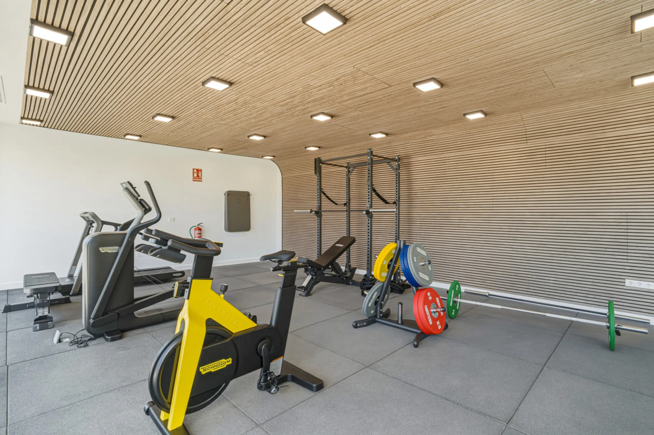 This magnificent ground-floor duplex apartment is located in Santa Clara, Marbella East, perfectly positioned close to the hospital, shops, golf courses, schools, and the beach. The property seamlessly blends indoor and outdoor living, featuring a private