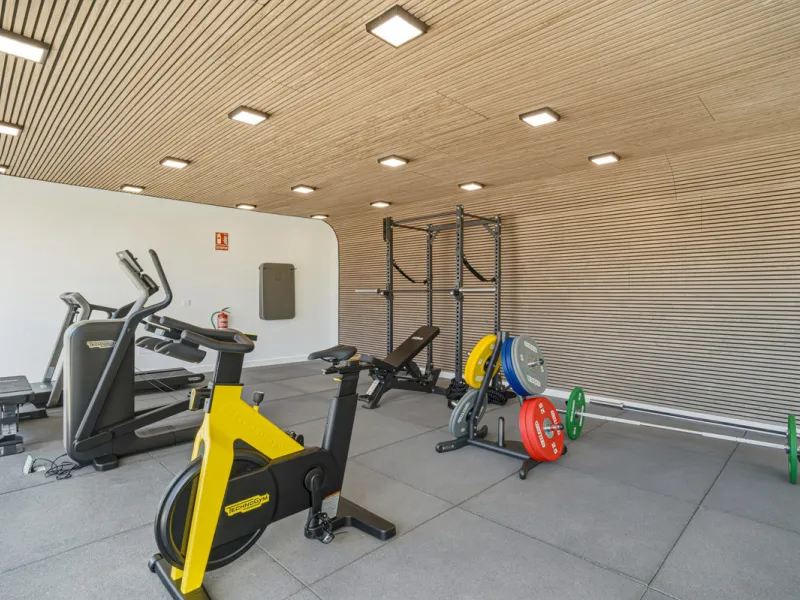 This magnificent ground-floor duplex apartment is located in Santa Clara, Marbella East, perfectly positioned close to the hospital, shops, golf courses, schools, and the beach. The property seamlessly blends indoor and outdoor living, featuring a private