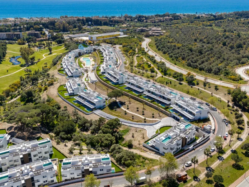 This magnificent ground-floor duplex apartment is located in Santa Clara, Marbella East, perfectly positioned close to the hospital, shops, golf courses, schools, and the beach. The property seamlessly blends indoor and outdoor living, featuring a private