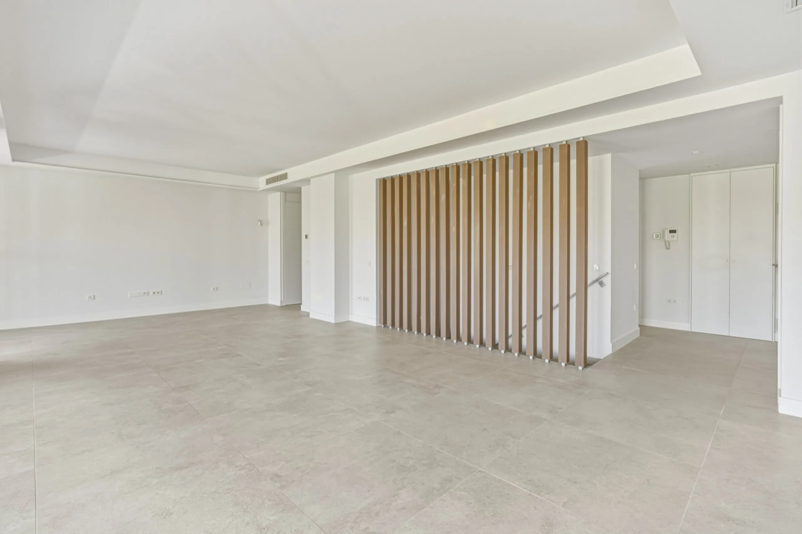 This magnificent ground-floor duplex apartment is located in Santa Clara, Marbella East, perfectly positioned close to the hospital, shops, golf courses, schools, and the beach. The property seamlessly blends indoor and outdoor living, featuring a private