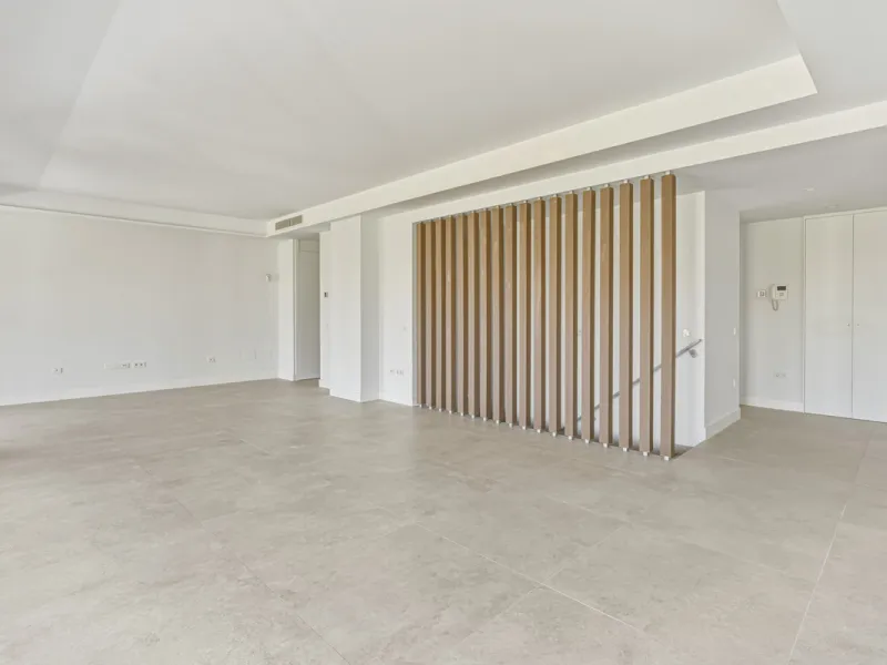 This magnificent ground-floor duplex apartment is located in Santa Clara, Marbella East, perfectly positioned close to the hospital, shops, golf courses, schools, and the beach. The property seamlessly blends indoor and outdoor living, featuring a private