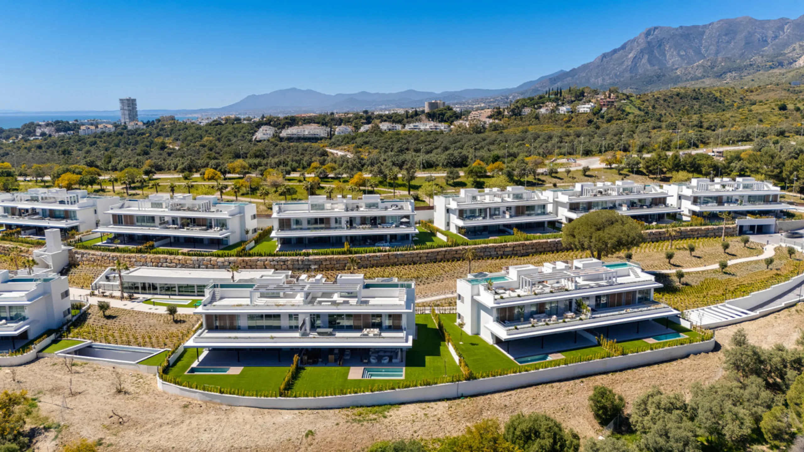 This magnificent ground-floor duplex apartment is located in Santa Clara, Marbella East, perfectly positioned close to the hospital, shops, golf courses, schools, and the beach. The property seamlessly blends indoor and outdoor living, featuring a private