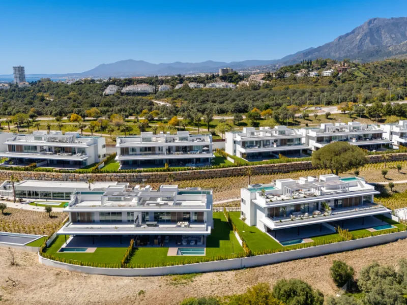 This magnificent ground-floor duplex apartment is located in Santa Clara, Marbella East, perfectly positioned close to the hospital, shops, golf courses, schools, and the beach. The property seamlessly blends indoor and outdoor living, featuring a private