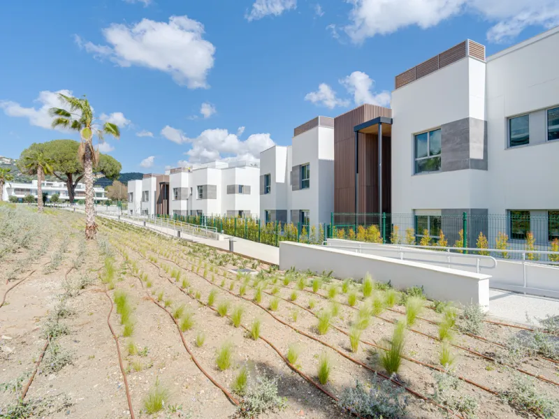This magnificent ground-floor duplex apartment is located in Santa Clara, Marbella East, perfectly positioned close to the hospital, shops, golf courses, schools, and the beach. The property seamlessly blends indoor and outdoor living, featuring a private