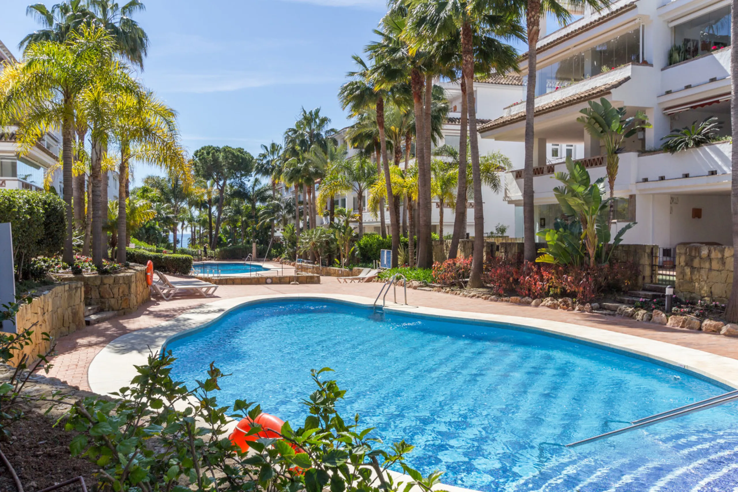 Excellent, three-bedroom apartment, located in the beachfront community of Las Cañas Beach on Marbella's prestigious Golden Mile. The development offers direct access to the beach, 24-hour security, several communal swimming pools, and beautifully maintai