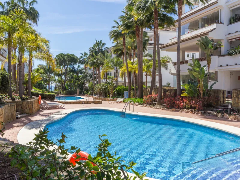 Excellent, three-bedroom apartment, located in the beachfront community of Las Cañas Beach on Marbella's prestigious Golden Mile. The development offers direct access to the beach, 24-hour security, several communal swimming pools, and beautifully maintai