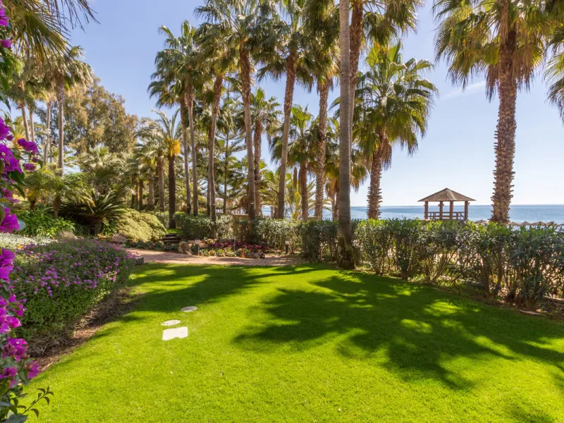 Excellent, three-bedroom apartment, located in the beachfront community of Las Cañas Beach on Marbella's prestigious Golden Mile. The development offers direct access to the beach, 24-hour security, several communal swimming pools, and beautifully maintai