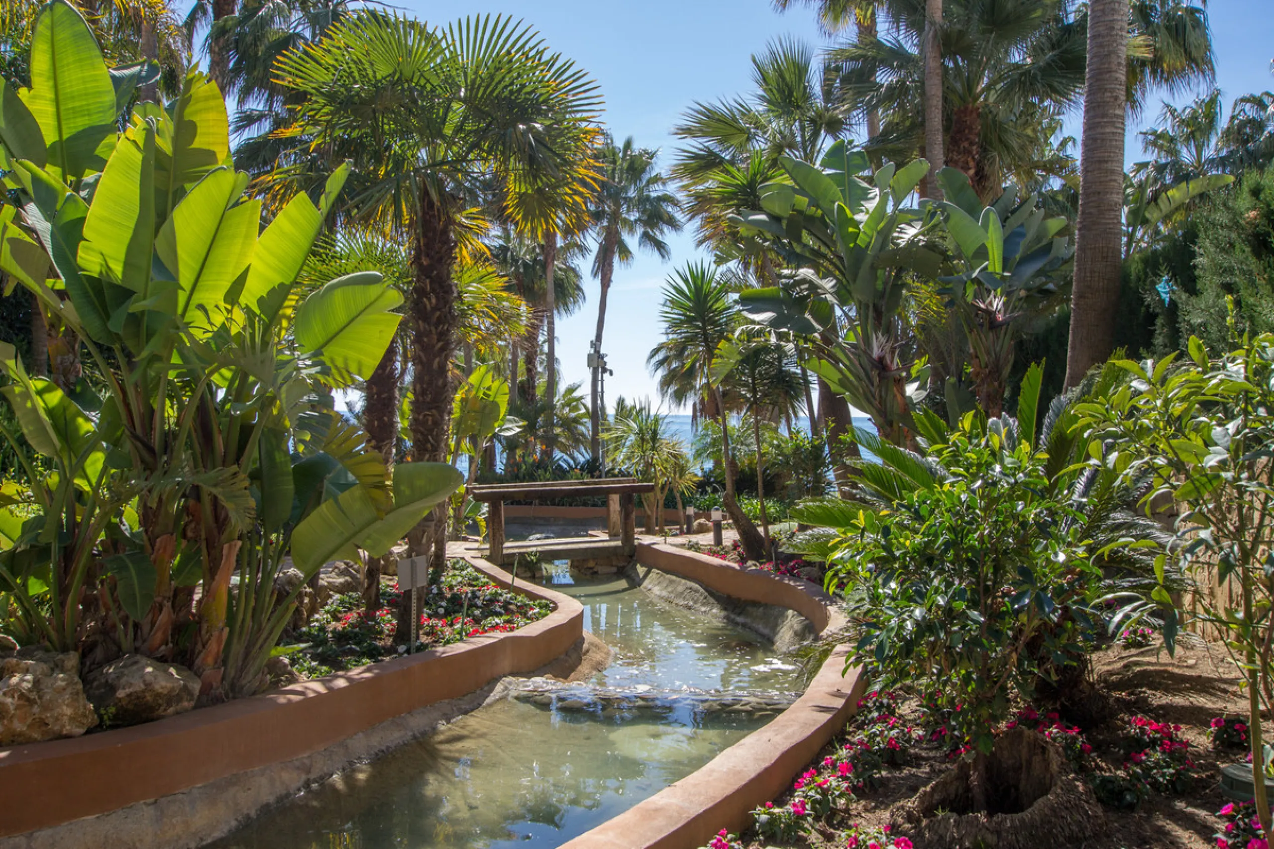 Excellent, three-bedroom apartment, located in the beachfront community of Las Cañas Beach on Marbella's prestigious Golden Mile. The development offers direct access to the beach, 24-hour security, several communal swimming pools, and beautifully maintai