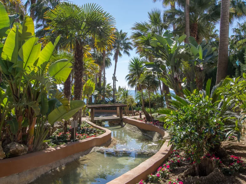 Excellent, three-bedroom apartment, located in the beachfront community of Las Cañas Beach on Marbella's prestigious Golden Mile. The development offers direct access to the beach, 24-hour security, several communal swimming pools, and beautifully maintai
