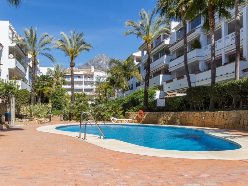 Excellent, three-bedroom apartment, located in the beachfront community of Las Cañas Beach on Marbella's prestigious Golden Mile. The development offers direct access to the beach, 24-hour security, several communal swimming pools, and beautifully maintai