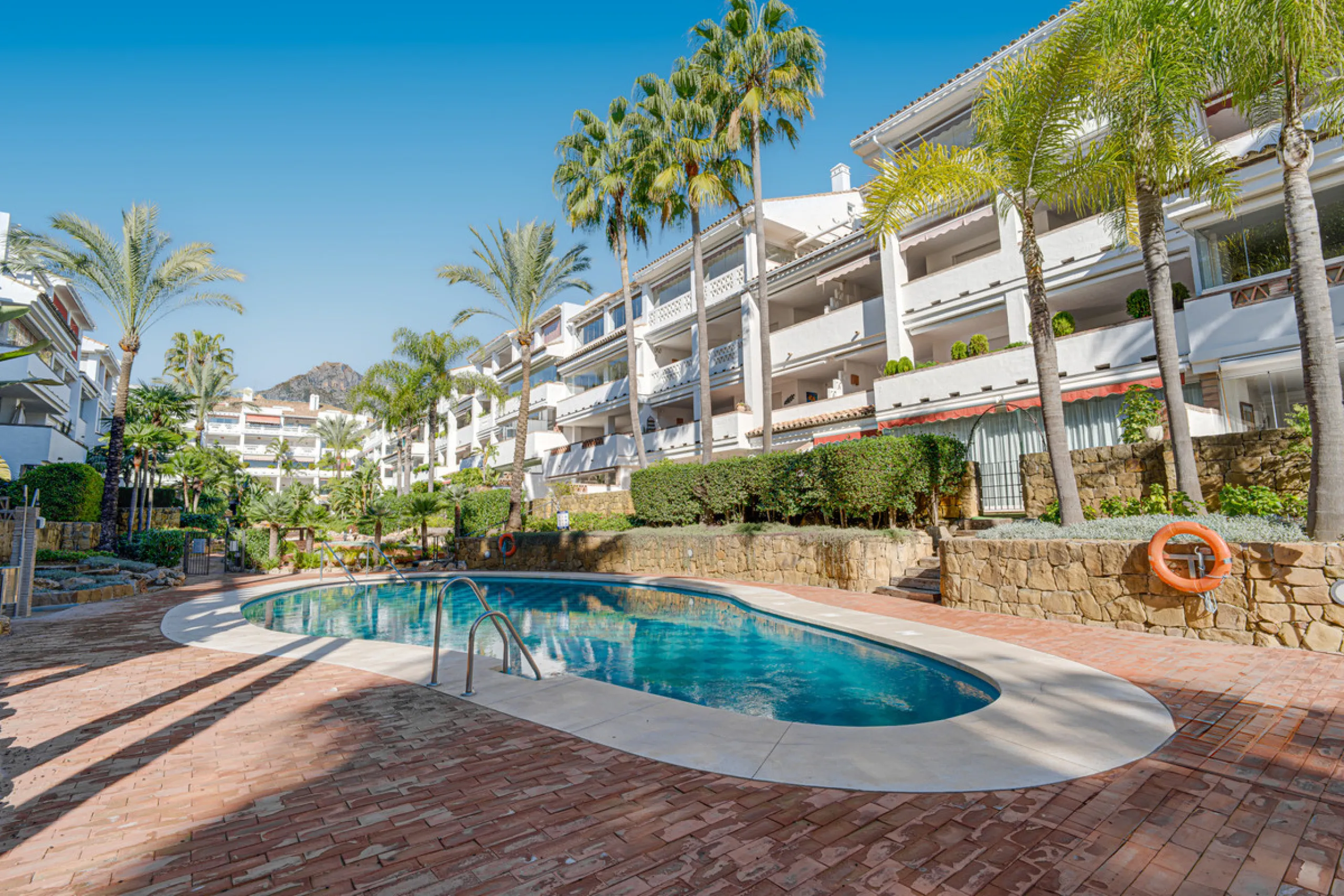Excellent, three-bedroom apartment, located in the beachfront community of Las Cañas Beach on Marbella's prestigious Golden Mile. The development offers direct access to the beach, 24-hour security, several communal swimming pools, and beautifully maintai