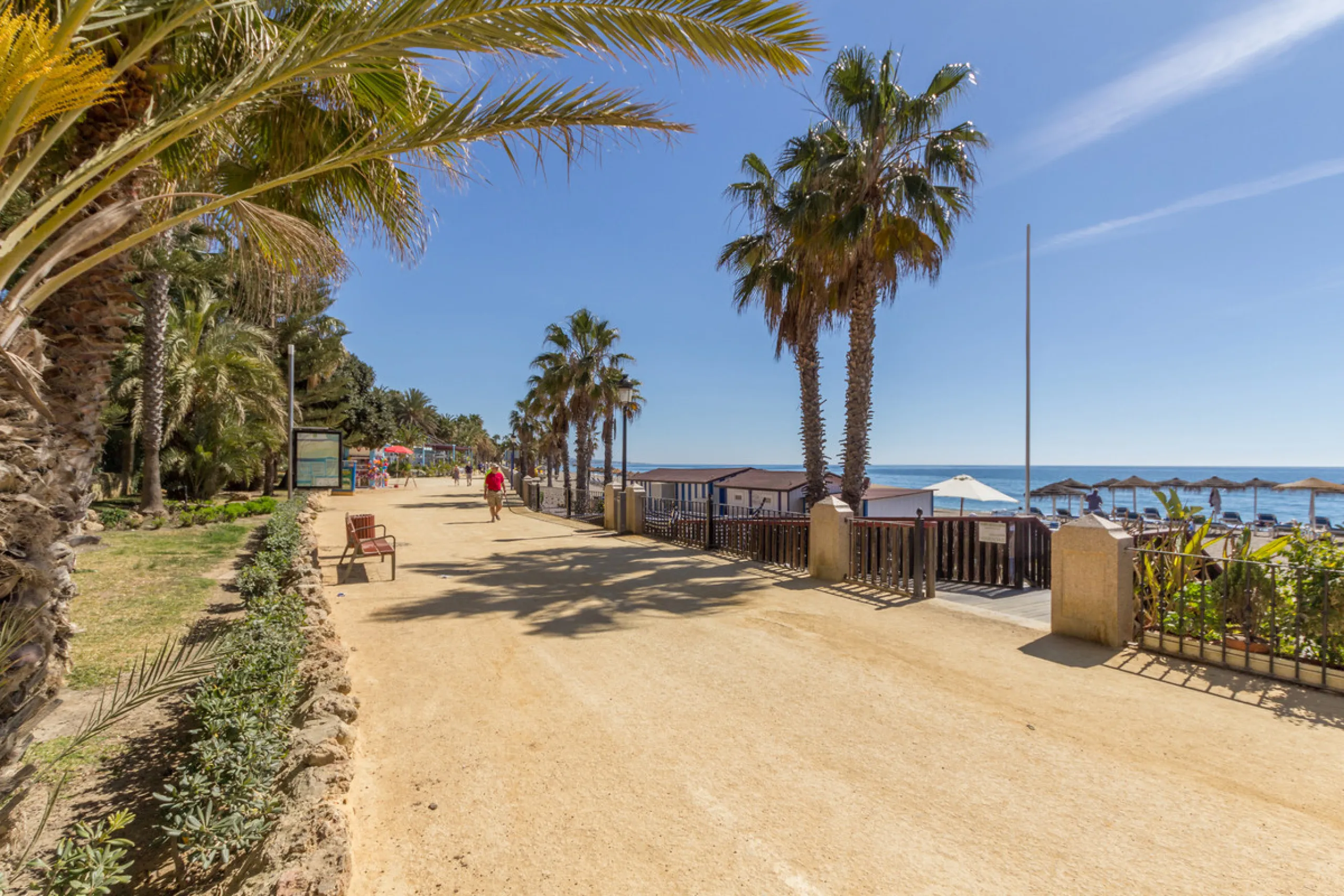 Excellent, three-bedroom apartment, located in the beachfront community of Las Cañas Beach on Marbella's prestigious Golden Mile. The development offers direct access to the beach, 24-hour security, several communal swimming pools, and beautifully maintai