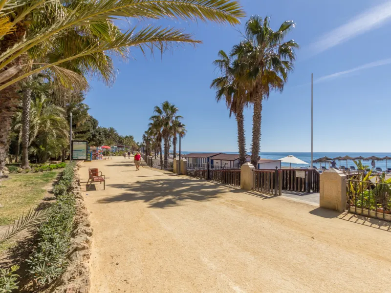 Excellent, three-bedroom apartment, located in the beachfront community of Las Cañas Beach on Marbella's prestigious Golden Mile. The development offers direct access to the beach, 24-hour security, several communal swimming pools, and beautifully maintai