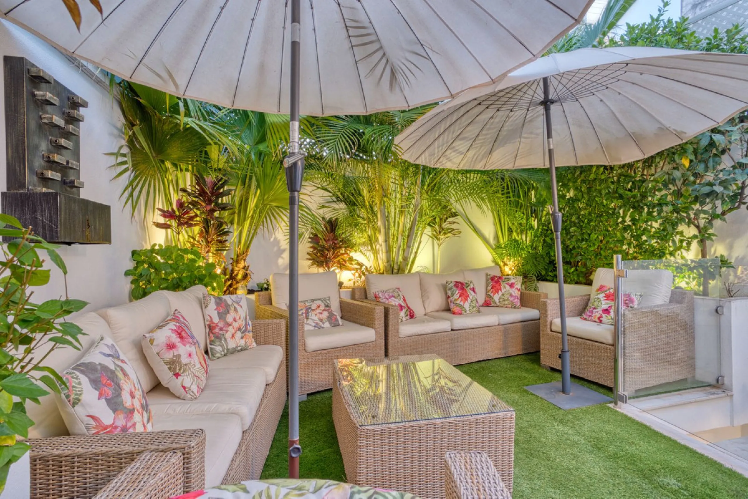 Elegant house in the heart of Marbella, next to the old town and just 1 minute walk from the promenade and the beaches of the city centre.