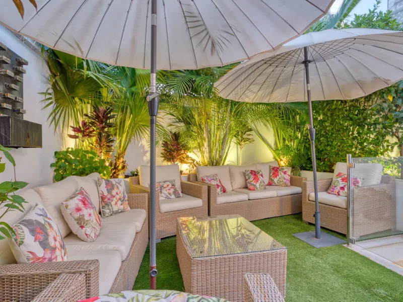 Elegant house in the heart of Marbella, next to the old town and just 1 minute walk from the promenade and the beaches of the city centre.