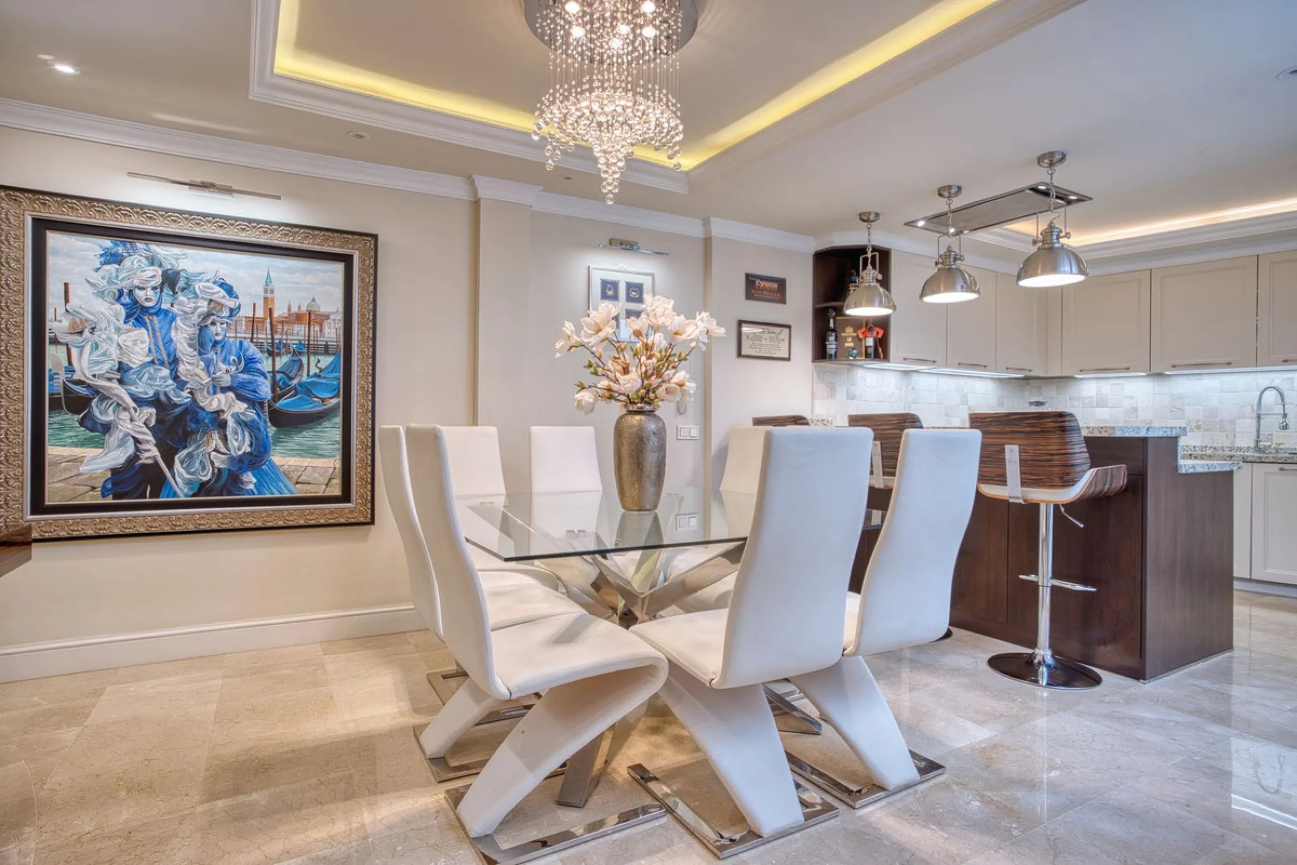 Elegant house in the heart of Marbella, next to the old town and just 1 minute walk from the promenade and the beaches of the city centre.