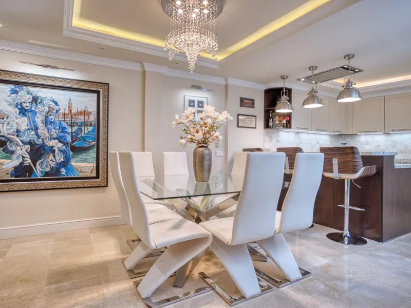 Elegant house in the heart of Marbella, next to the old town and just 1 minute walk from the promenade and the beaches of the city centre.