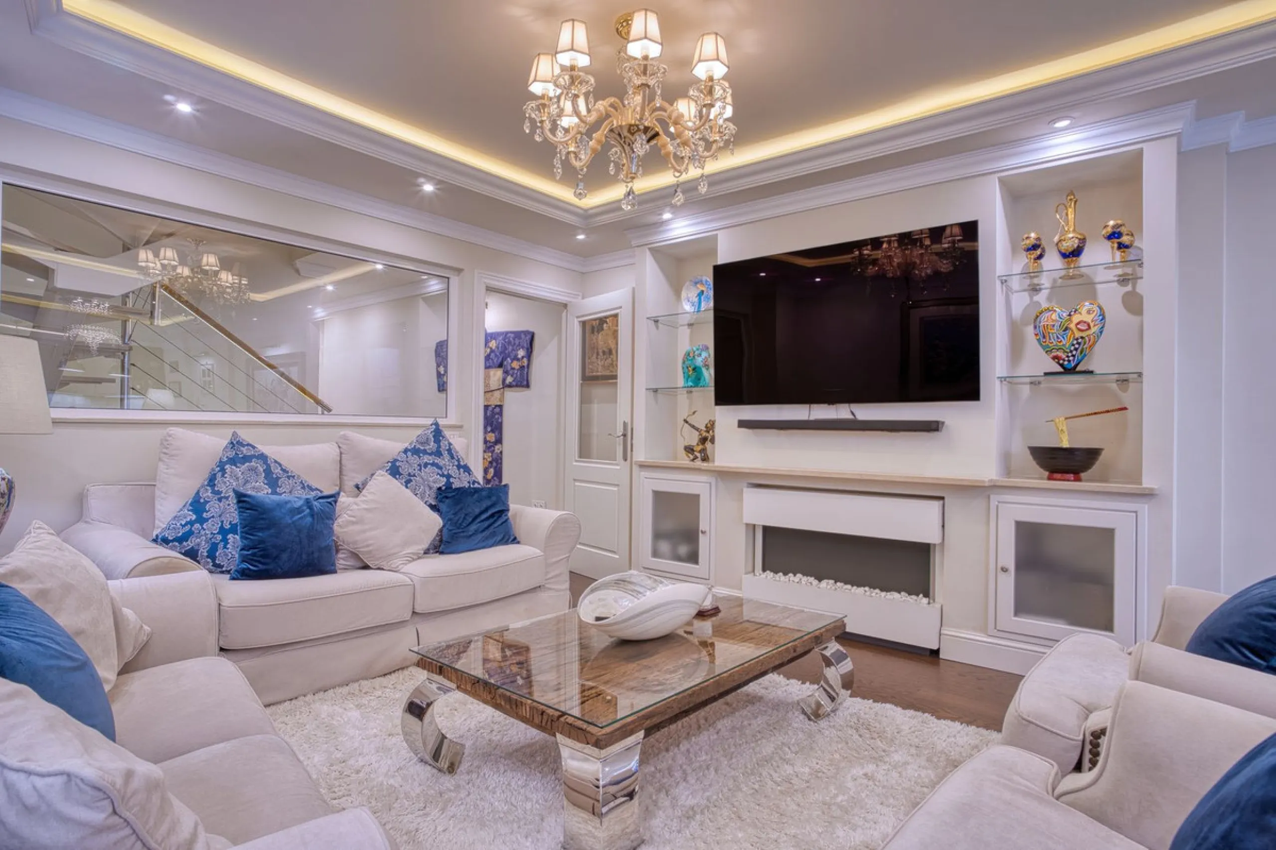 Elegant house in the heart of Marbella, next to the old town and just 1 minute walk from the promenade and the beaches of the city centre.