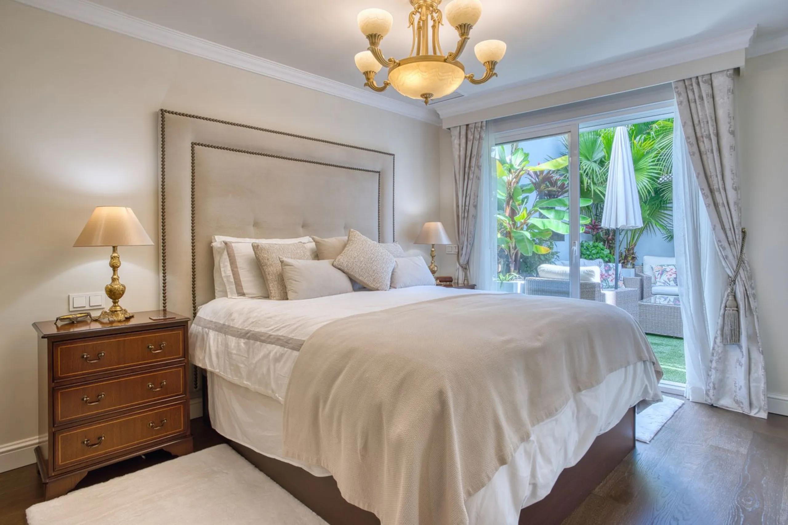 Elegant house in the heart of Marbella, next to the old town and just 1 minute walk from the promenade and the beaches of the city centre.