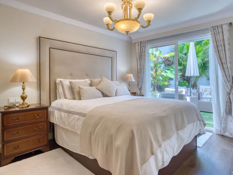 Elegant house in the heart of Marbella, next to the old town and just 1 minute walk from the promenade and the beaches of the city centre.