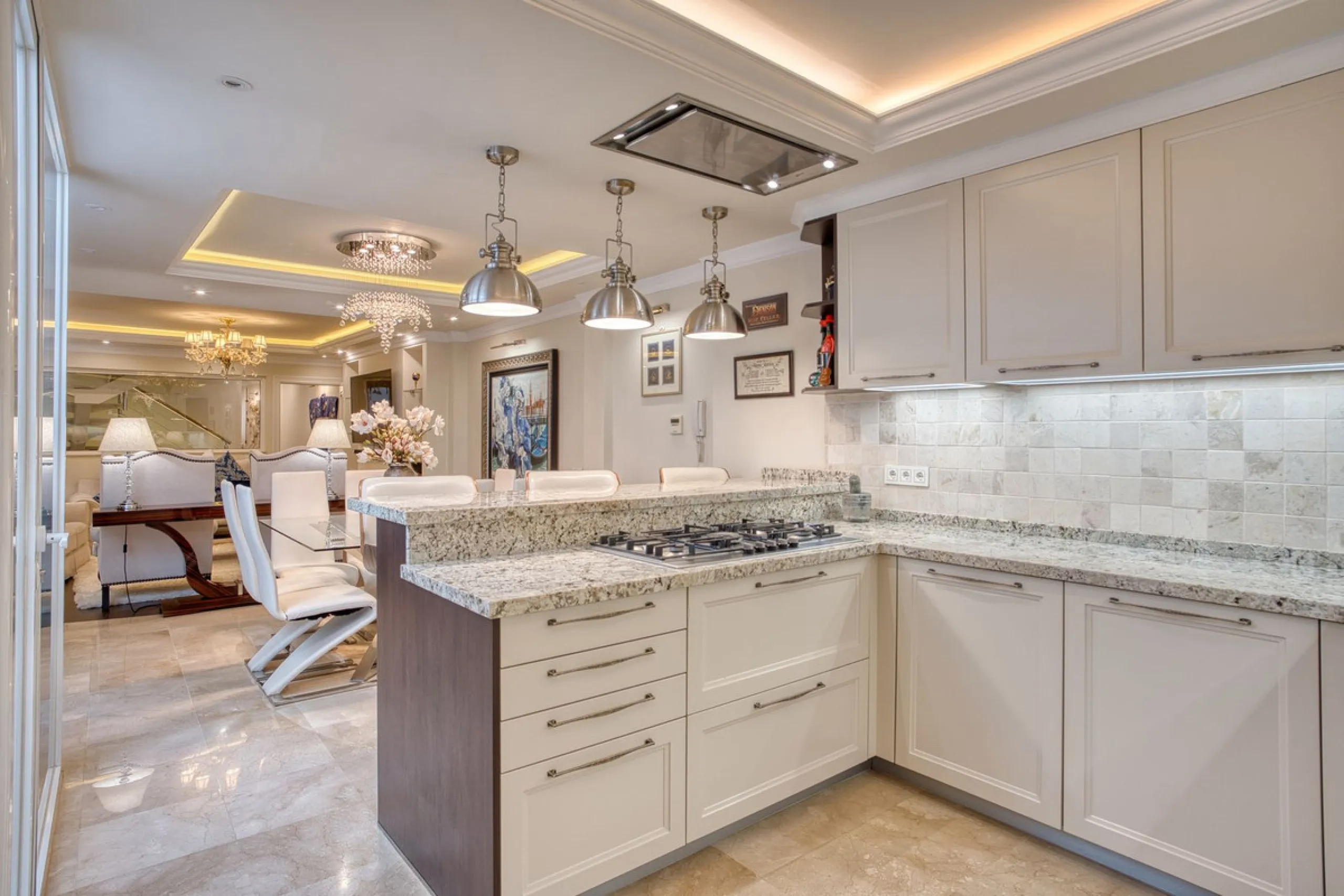 Elegant house in the heart of Marbella, next to the old town and just 1 minute walk from the promenade and the beaches of the city centre.