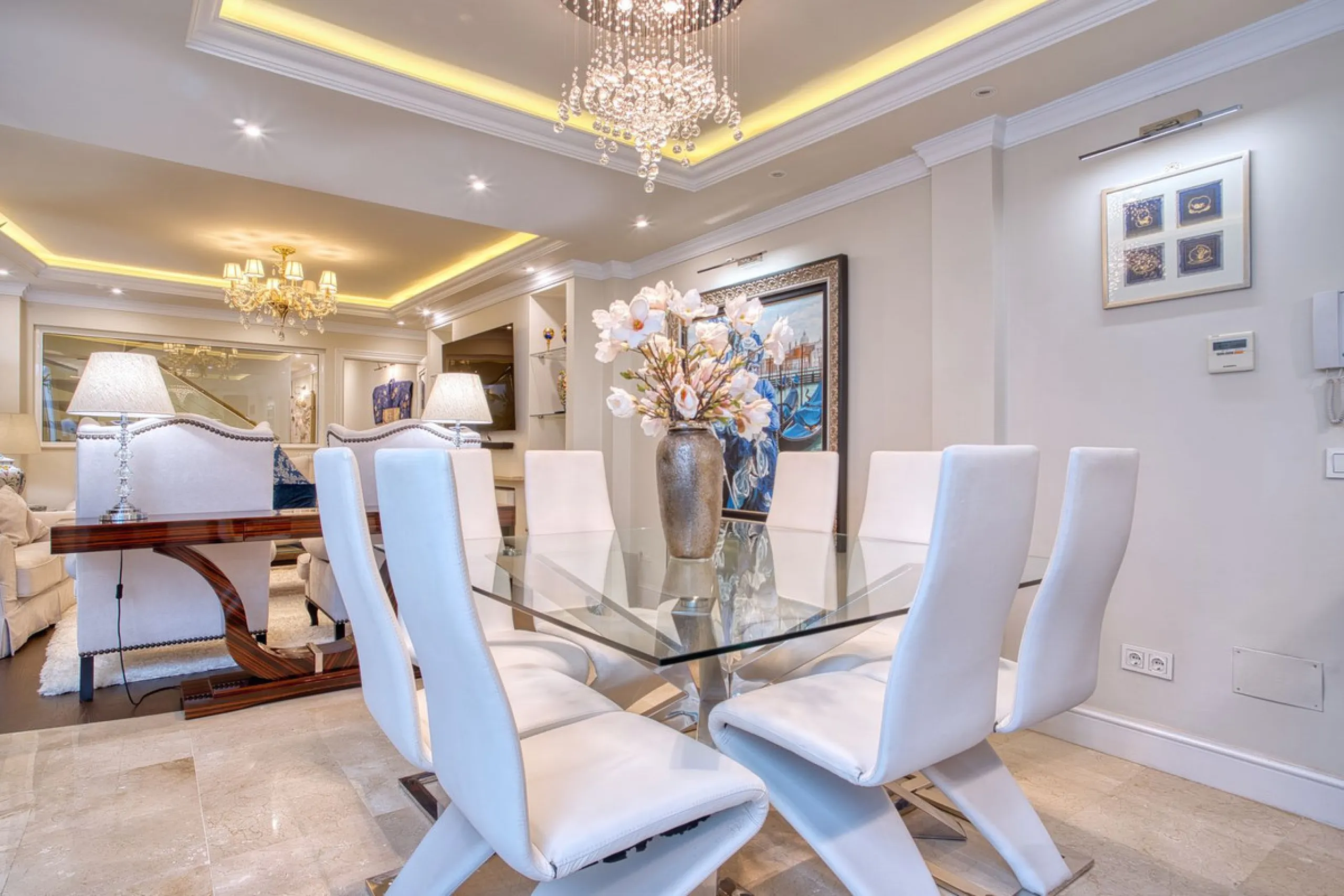 Elegant house in the heart of Marbella, next to the old town and just 1 minute walk from the promenade and the beaches of the city centre.
