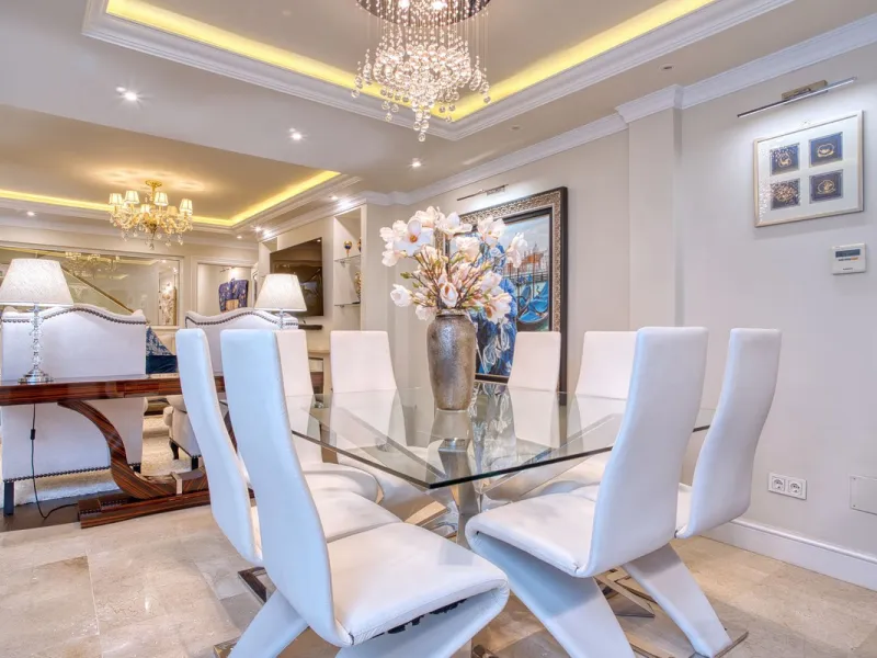 Elegant house in the heart of Marbella, next to the old town and just 1 minute walk from the promenade and the beaches of the city centre.
