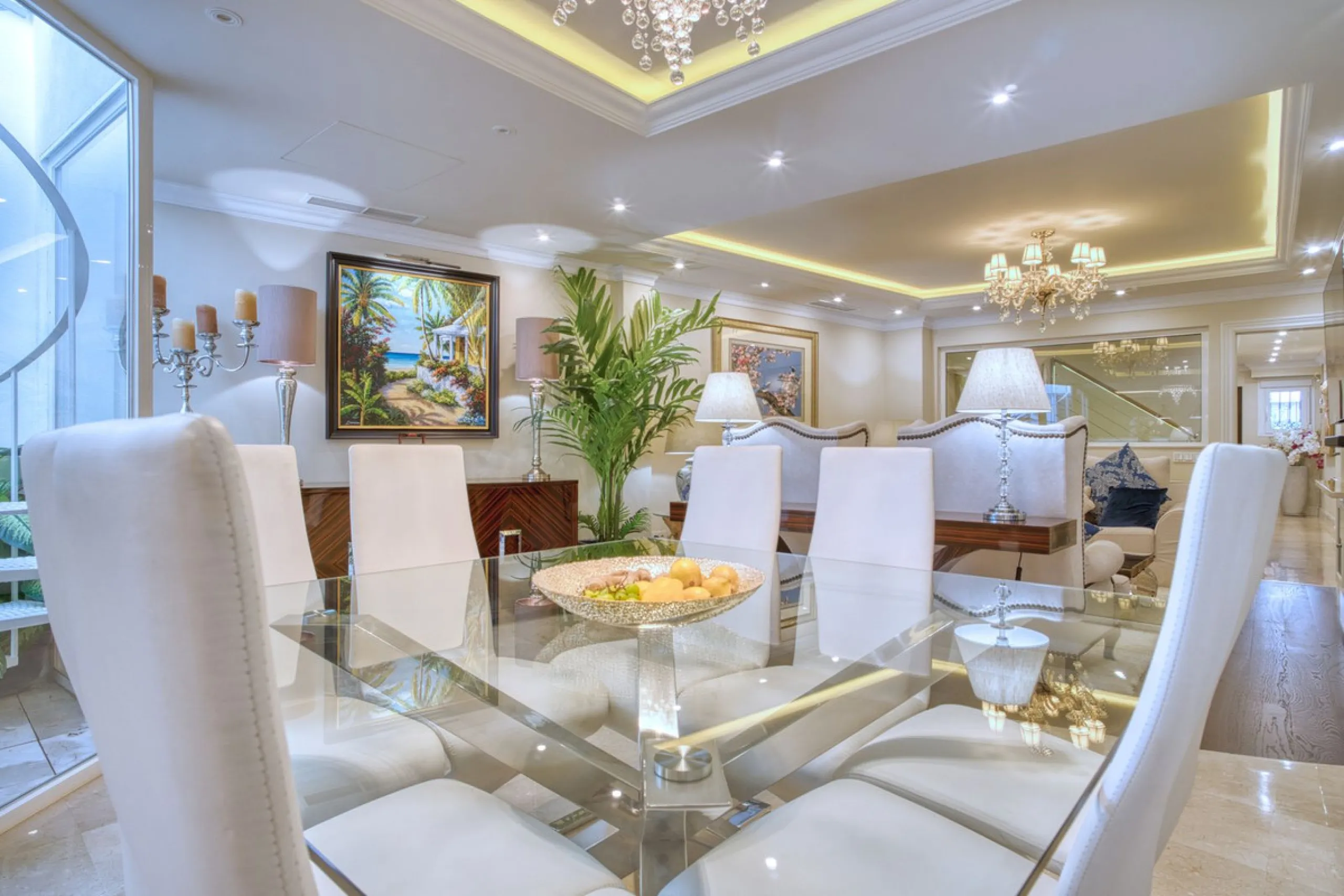 Elegant house in the heart of Marbella, next to the old town and just 1 minute walk from the promenade and the beaches of the city centre.