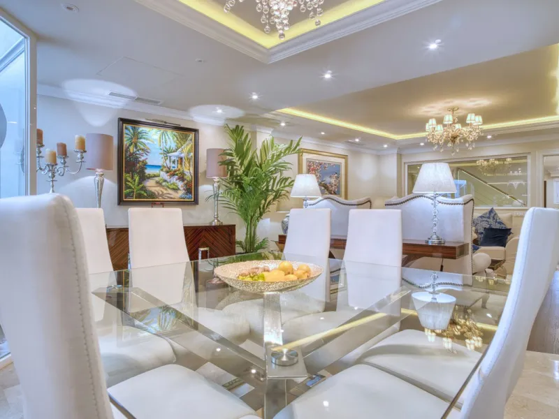 Elegant house in the heart of Marbella, next to the old town and just 1 minute walk from the promenade and the beaches of the city centre.