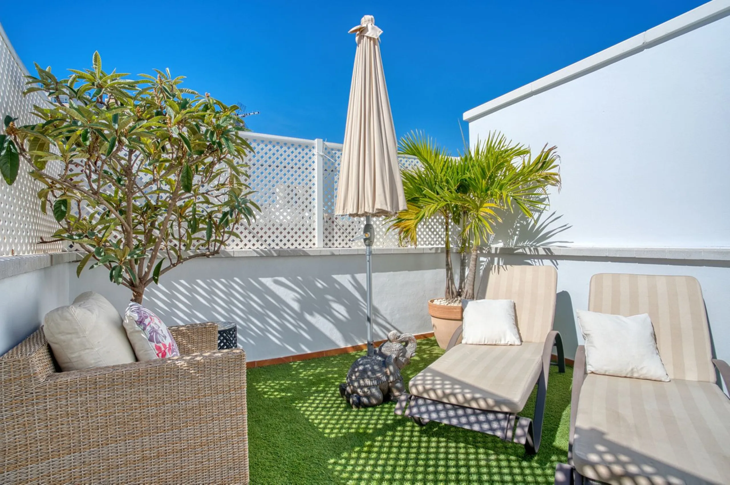 Elegant house in the heart of Marbella, next to the old town and just 1 minute walk from the promenade and the beaches of the city centre.