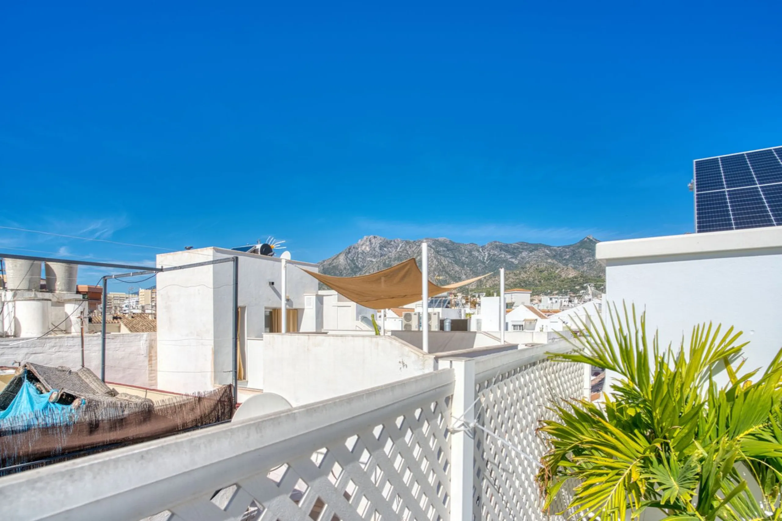 Elegant house in the heart of Marbella, next to the old town and just 1 minute walk from the promenade and the beaches of the city centre.